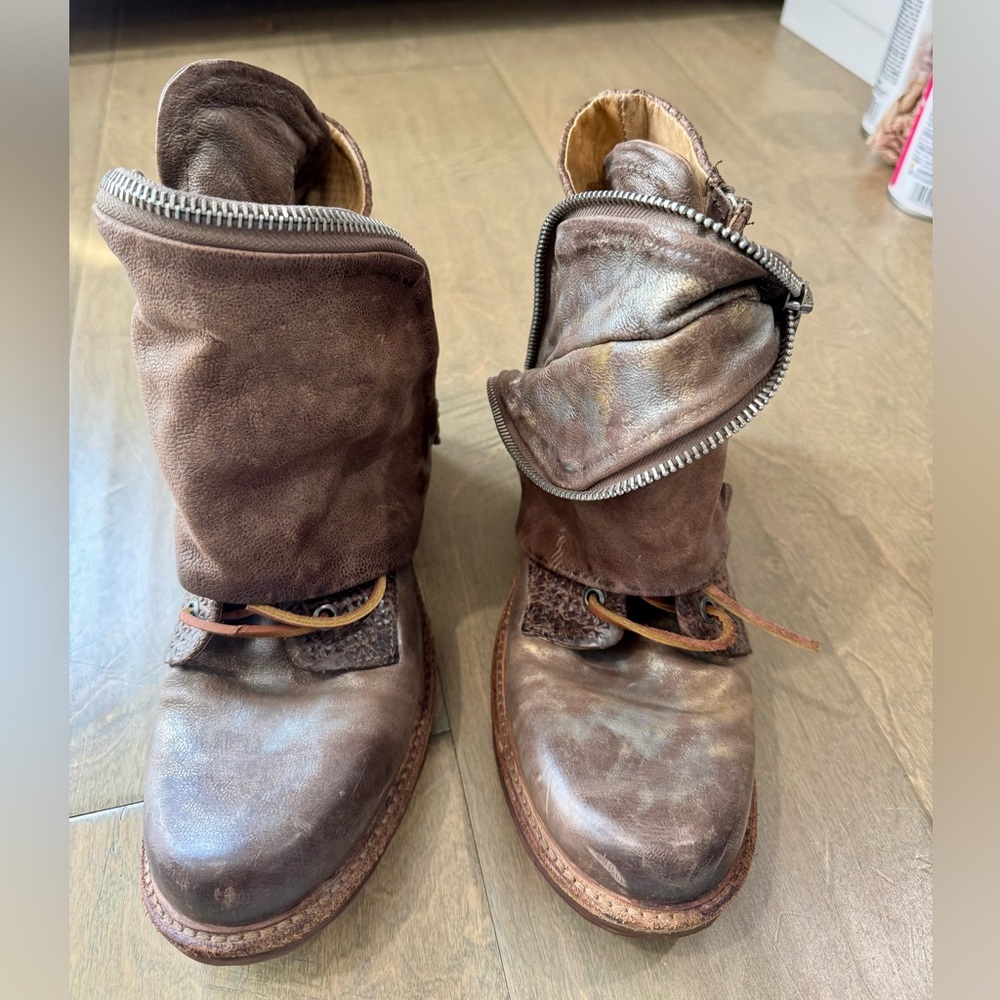 A.S.98 Tan Boots w/cool details. Adjustable metallic, outstanding condition 38